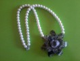 COLLANA CON ROSA CON PERLE COLORE PERLA